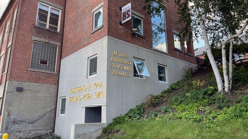 艾米H. Carberry Gallery entrance with the name in gold lettering